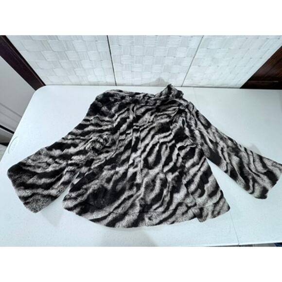 " 2‎ Sisters " Faux Fur Jacket, Very Soft, SZ M, , Money, Clasp Closer's, Classy - Picture 8 of 8